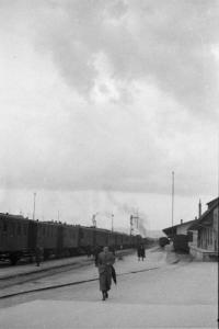Viaggio in Jugoslavia. Lubiana: la stazione ferroviaria, fuga prospettica di binari, treni e pensiline
