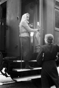 Viaggio in Jugoslavia. Lubiana: due donne slovene salgono su una carrozza ferroviaria