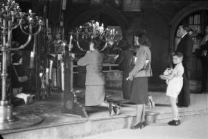 Viaggio in Jugoslavia. Zagabria: donne inginocchiate in preghiera