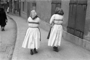 Viaggio in Jugoslavia. Zagabria: due donne croate in abiti tradizionali