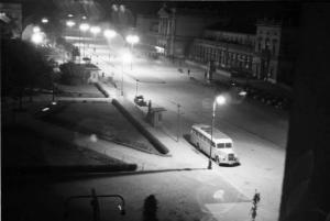 Viaggio in Jugoslavia. Zagabria: veduta notturna di una via cittadina illuminata dai lampioni