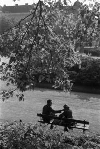 Viaggio in Jugoslavia. Zagabria: un parco cittadino e persone sedute su una panchina