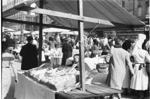 Viaggio in Jugoslavia. Zagabria: il mercato, donne croate assembrate attorno a una bancarella