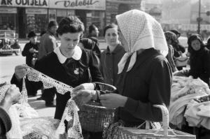Viaggio in Jugoslavia. Zagabria: il mercato. Due donne croate presso una bancarella che vende pizzi