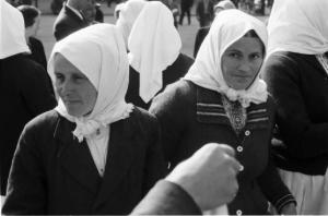 Viaggio in Jugoslavia. Zagabria: il mercato. Donne con il capo coperto da un fazzoletto annodato