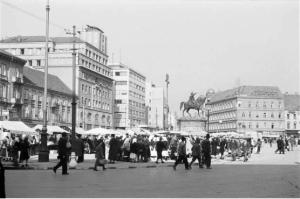 Viaggio in Jugoslavia. Zagabria - piazza - palazzi e il mercato