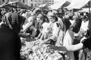 Viaggio in Jugoslavia. Zagabria: il mercato. Donne croate assembrate presso una bancarella