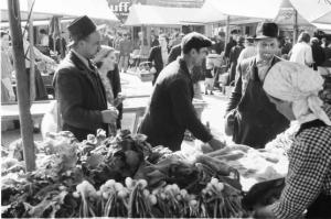 Viaggio in Jugoslavia. Zagabria: il mercato. Uomini croati presso una bancarella di frutta e verdura