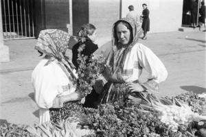 Viaggio in Jugoslavia. Zagabria: il mercato. Due donne croate presso una bancarella di frutta e verdura