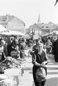 Viaggio in Jugoslavia. Zagabria: il mercato. Donna croata con la sporta della spesa. Sullo sfondo i tetti della città e il campanile della cattedrale