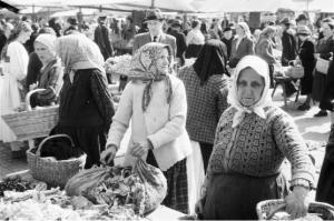 Viaggio in Jugoslavia. Zagabria: il mercato. Donne croate presso una bancarella di ortaggi