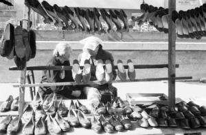 Viaggio in Jugoslavia. Zagabria: il mercato, bancarella di scarpe usate
