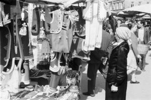 Viaggio in Jugoslavia. Zagabria: il mercato, bancarella che offre abiti tradizionali