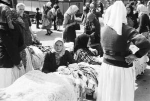 Viaggio in Jugoslavia. Zagabria: il mercato, bancarella che offre pizzi attorniata da donne croate