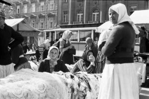 Viaggio in Jugoslavia. Zagabria: il mercato, bancarella che offre pizzi attorniata da donne croate