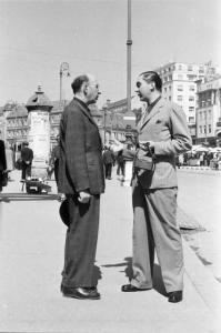 Viaggio in Jugoslavia. Zagabria: due uomini conversano in piazza Jelaciç