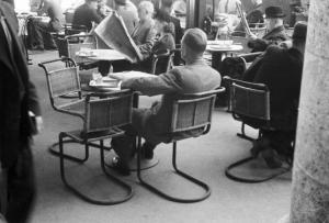 Viaggio in Jugoslavia. Zagabria: piazza Jelaciç, avventori seduti ai tavolini di un bar all'aperto