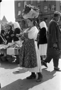 Viaggio in Jugoslavia. Zagabria: mercato. Donna croata in abiti tradizionali che reca sulla testa una cesta