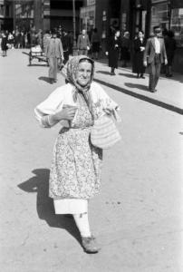 Viaggio in Jugoslavia. Zagabria: mercato. Anziana donna croata reca la sporta della spesa