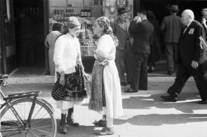 Viaggio in Jugoslavia. Zagabria: mercato. Due donne croate in conversazione