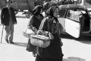 Viaggio in Jugoslavia. Zagabria: mercato. donna croata con cestino della spesa sottobraccio