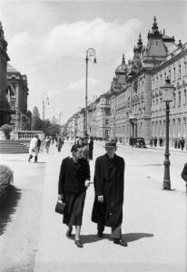 Viaggio in Jugoslavia. Zagabria: un uomo e una donna a passeggio per una via cittadina