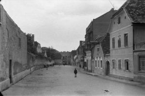 Viaggio in Jugoslavia. Zagabria: il centro storico. Bassi edifici d'abitazione affacciati su una strada semideserta