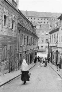 Viaggio in Jugoslavia. Zagabria: fuga prospettica di una via cittadina su cui affacciano bassi edifici