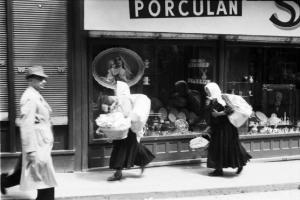 Viaggio in Jugoslavia. Zagabria: donne croate, di ritorno dal mercato, davanti alla vetrina di un negozio con l'insegna "Porculan"