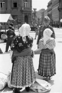 Viaggio in Jugoslavia. Zagabria: due donne croate, in abiti tradizionali, parlano con un militare italiano