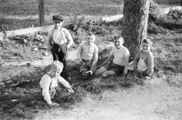 Viaggio in Jugoslavia. Sestine: ritratto di gruppo, ragazzini posano seduti all'ombra di un albero