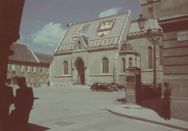 Viaggio in Jugoslavia. Zagabria: piazza cittadina su cui affaccia il palazzo comunale con il tetto istoriato recante lo stemma della Croazia