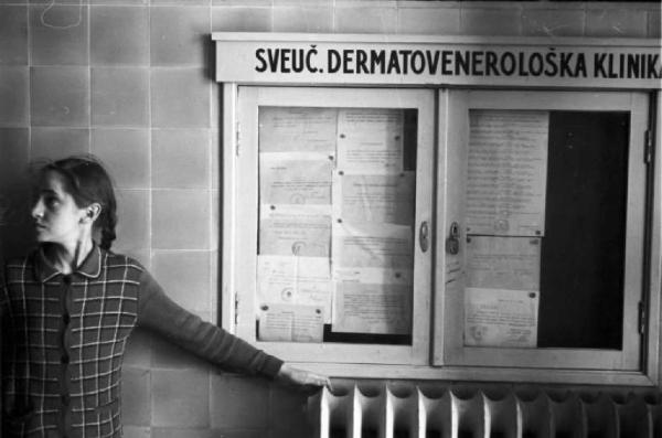 Viaggio in Jugoslavia. Ospedale di Zagabria: bacheca del reparto di dermatologia e malattie veneree (?)