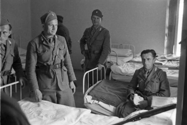 Viaggio in Jugoslavia. Ospedale di Zagabria: militari in corsia