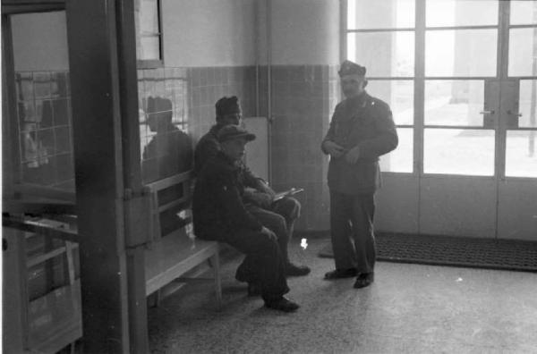 Viaggio in Jugoslavia. Ospedale di Zagabria: due militari e un ragazzino in sala d'aspetto