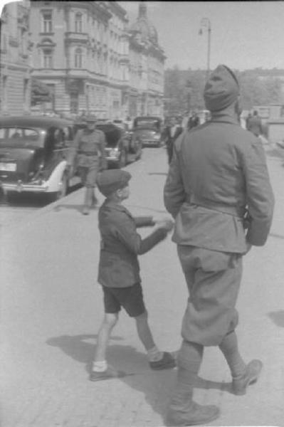 Viaggio in Jugoslavia. Zagabria: un miliziano ustascia e una giovane recluta a passeggio per la città