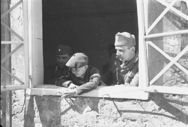 Viaggio in Jugoslavia. Zagabria: sede della polizia (?). Un miliziano ustascia e una giovane recluta affacciati alla finestra