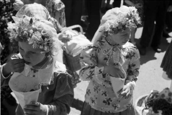 Viaggio in Jugoslavia. Zagabria: bambine in abiti tradizionali in occasione del lunedi di Pentecoste