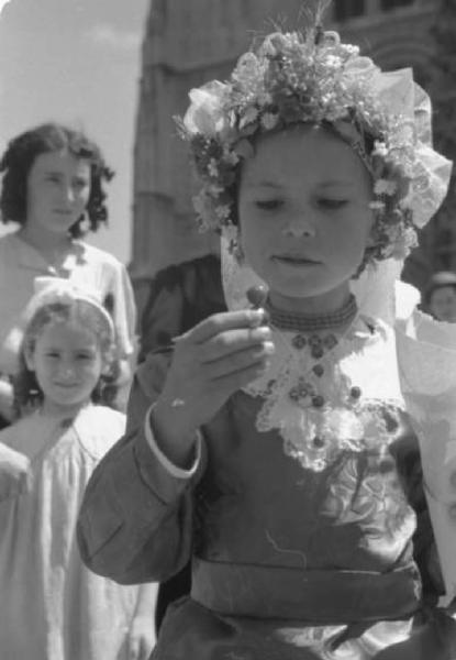 Viaggio in Jugoslavia. Zagabria: ritratto femminile, bambina in abiti tradizionali in occasione del lunedi di Pentecoste