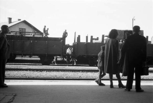 Viaggio in Jugoslavia. Stazione ferroviaria - treno e viaggiatori