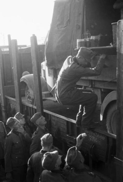 Viaggio in Jugoslavia. Soldati salgono su un treno