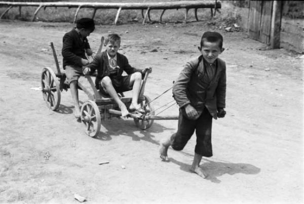 Viaggio in Jugoslavia. Vrhovine: ritratto di gruppo, bambini giocano con un carrettino