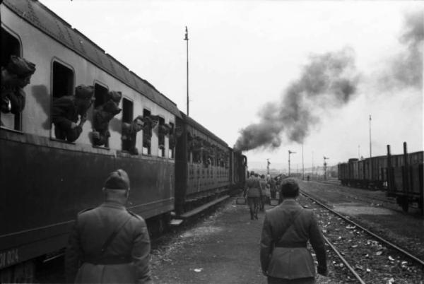 Campagna di Russia. Treno militare in viaggio verso il fronte russo - convoglio in sosta - soldati affacciati ai finestrini