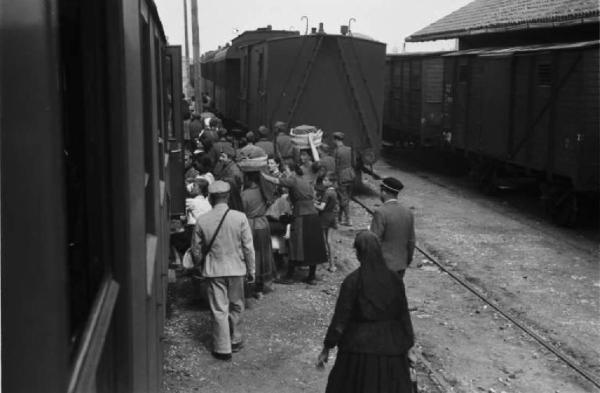 Viaggio in Jugoslavia. Sebenico: passeggeri in attesa di salire sul treno