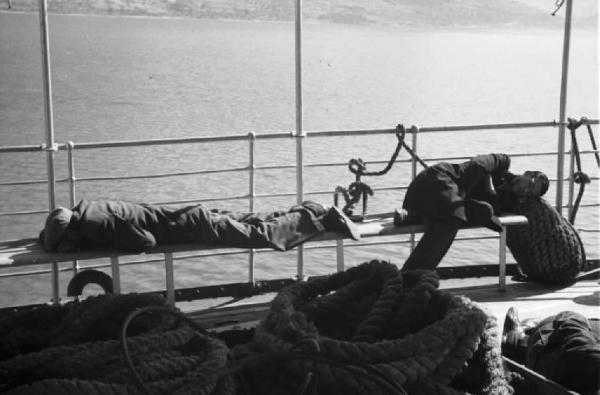 Viaggio in Jugoslavia. Verso Dubrovnik (Ragusa): un viaggiatore si riposa sdraiato sopra una panchina del traghetto