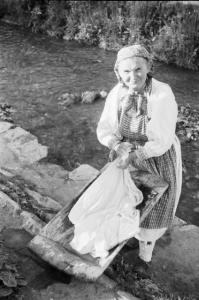Viaggio in Jugoslavia. Sestine: ritratto femminile, lavandaia lava i panni lungo la riva di un fiumiciattolo