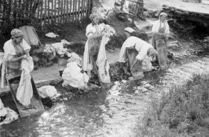 Viaggio in Jugoslavia. Sestine: lavandaie lavano i panni lungo la riva di un fiumiciattolo
