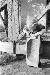Viaggio in Jugoslavia. Sestine: bambina gioca con la conca in legno per lavare i panni