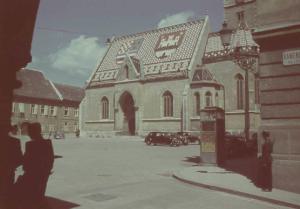 Viaggio in Jugoslavia. Zagabria: piazza cittadina su cui affaccia il palazzo comunale con il tetto istoriato recante lo stemma della Croazia
