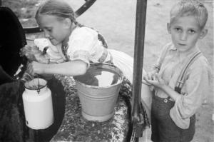 Viaggio in Jugoslavia. Zagabria: ritratto di coppia, un bambino e una bambina al pozzo
